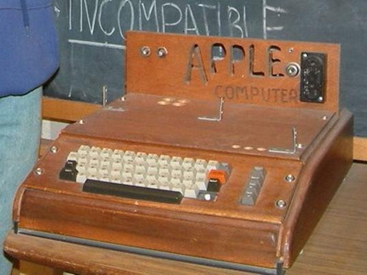 Apple I с клавиатурой в деревянном корпусе
